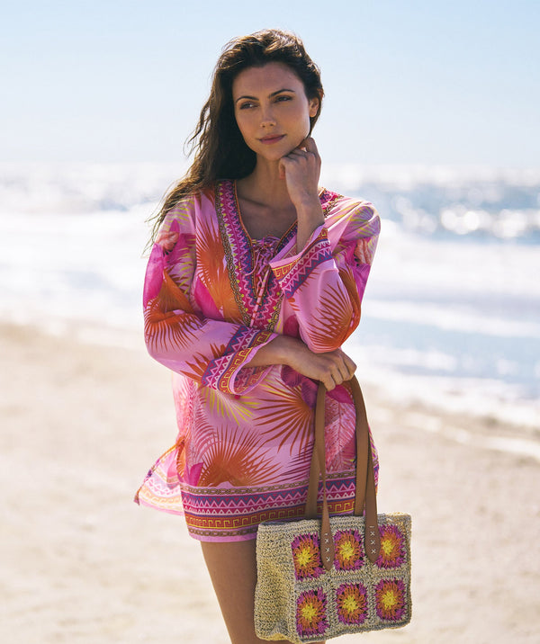 Straw crochet tote bag with floral pattern, top handles, zip closure and interior pockets. Foldable summer bag for holidays, travel and shopping.
