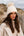 Kiara - Gorro con ribete de piel sintética