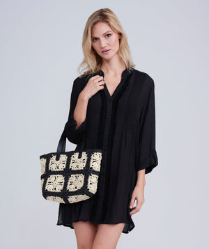 Straw crochet tote bag with floral pattern, top handles, zip closure and interior pockets. Lightweight summer bag for holidays, travel and shopping.