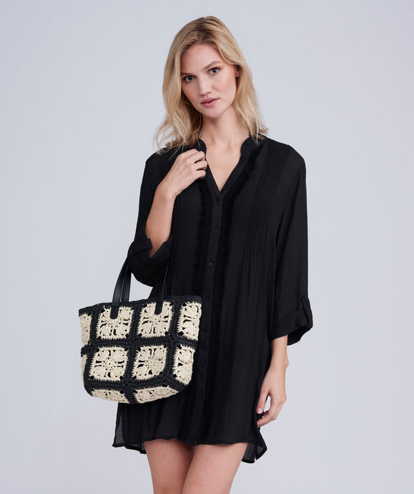 Straw crochet tote bag with floral pattern, top handles, zip closure and interior pockets. Lightweight summer bag for holidays, travel and shopping.